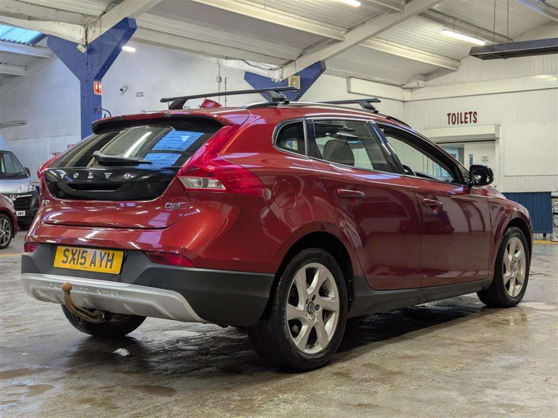 2015 VOLVO V40 CROSS COUNTRY LUX NAV - Image 6 of 30