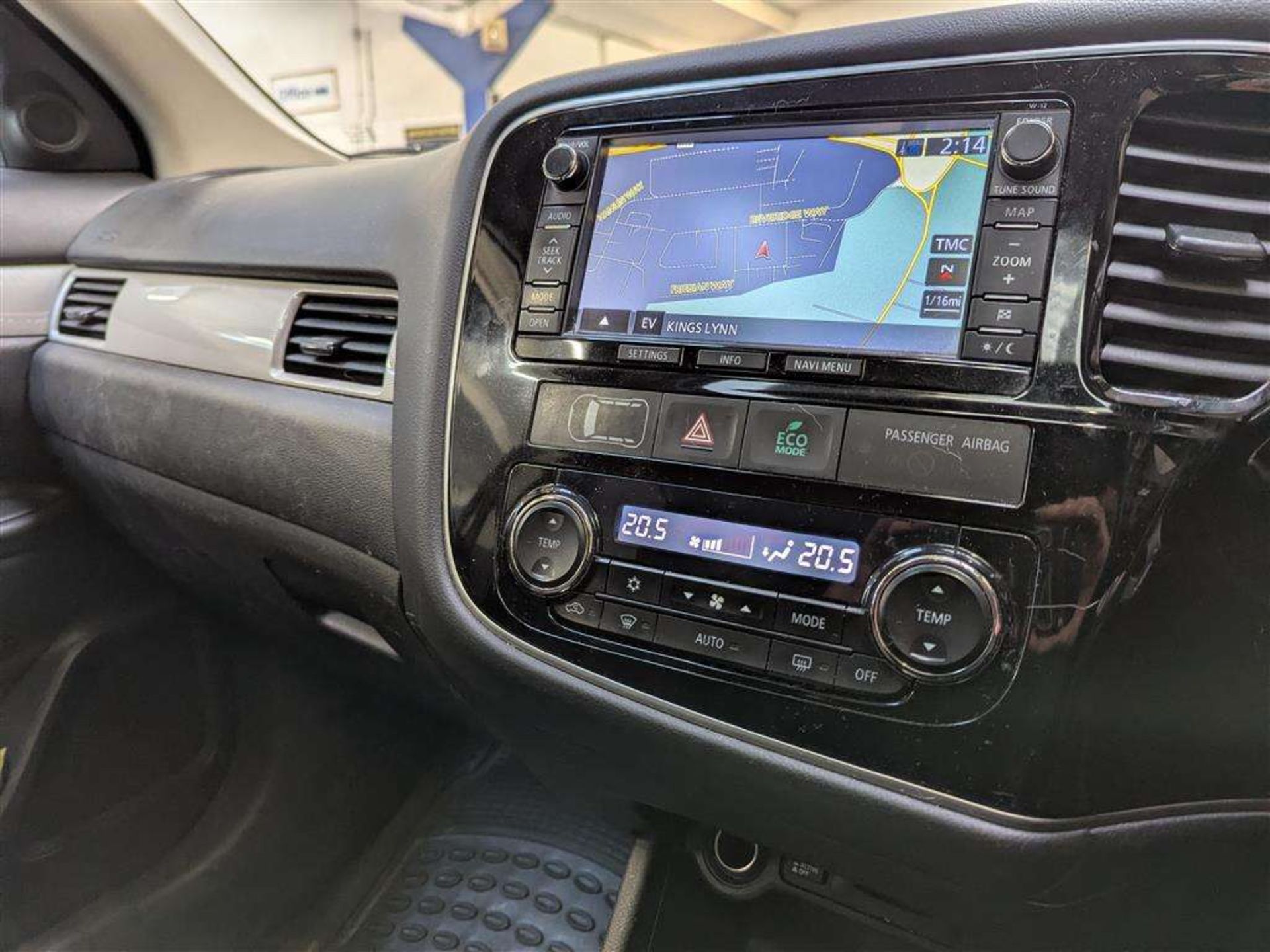 2015 MITSUBISHI OUTLANDER GX 4HS PHEV AUTO - Image 18 of 30