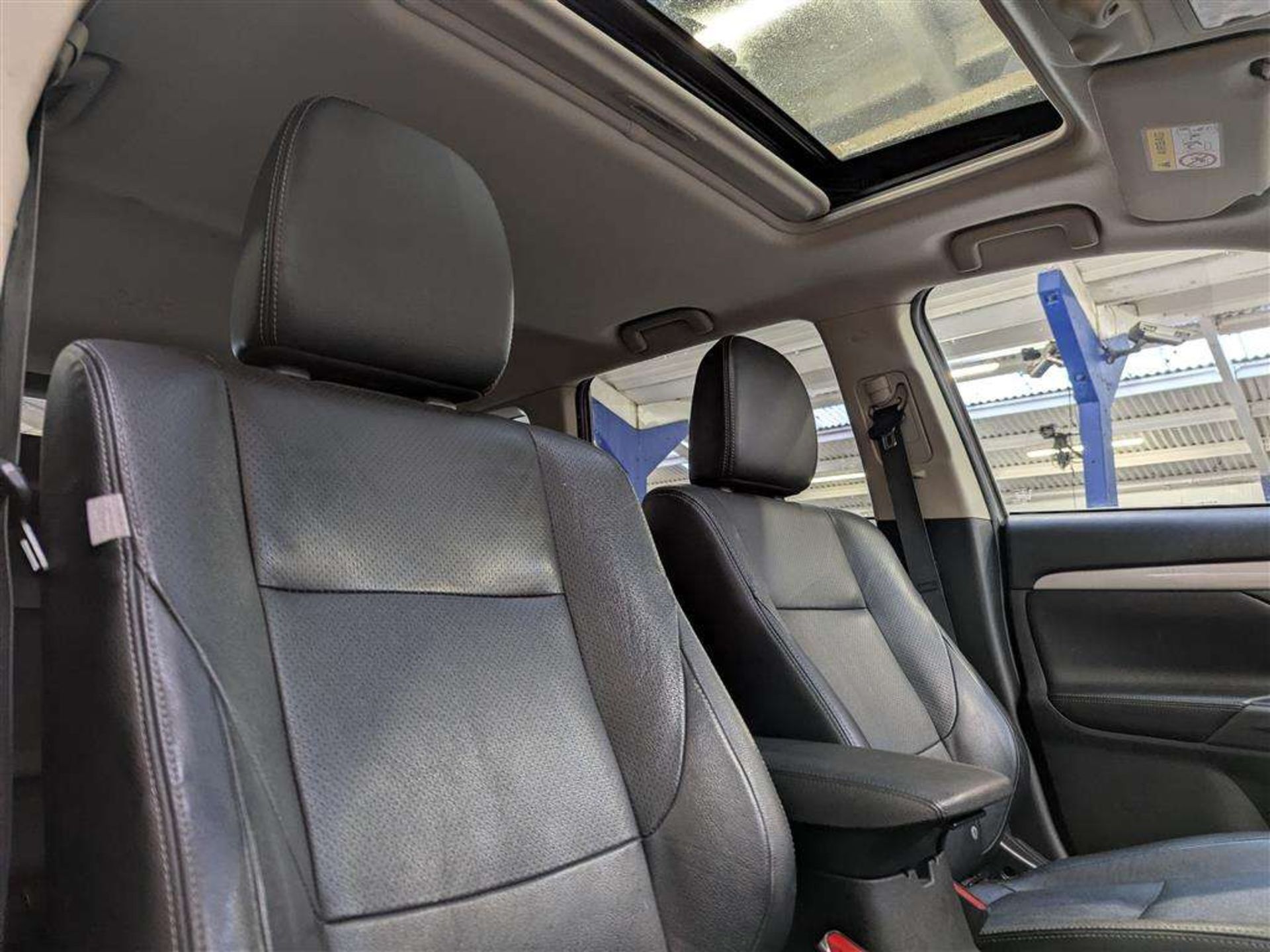 2015 MITSUBISHI OUTLANDER GX 4HS PHEV AUTO - Image 14 of 30