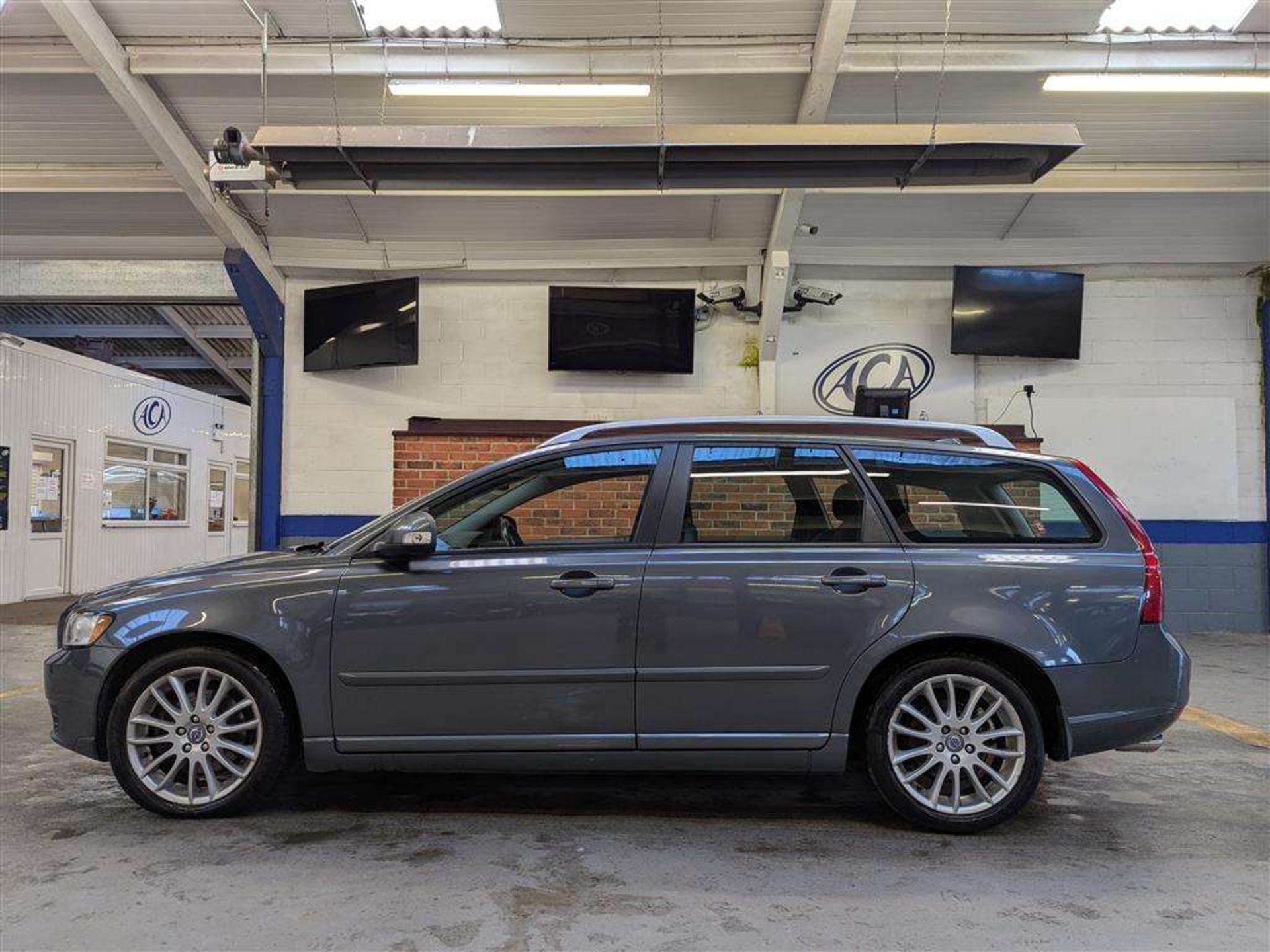 2011 VOLVO V50 SE LUX EDITION D3 - Image 2 of 29