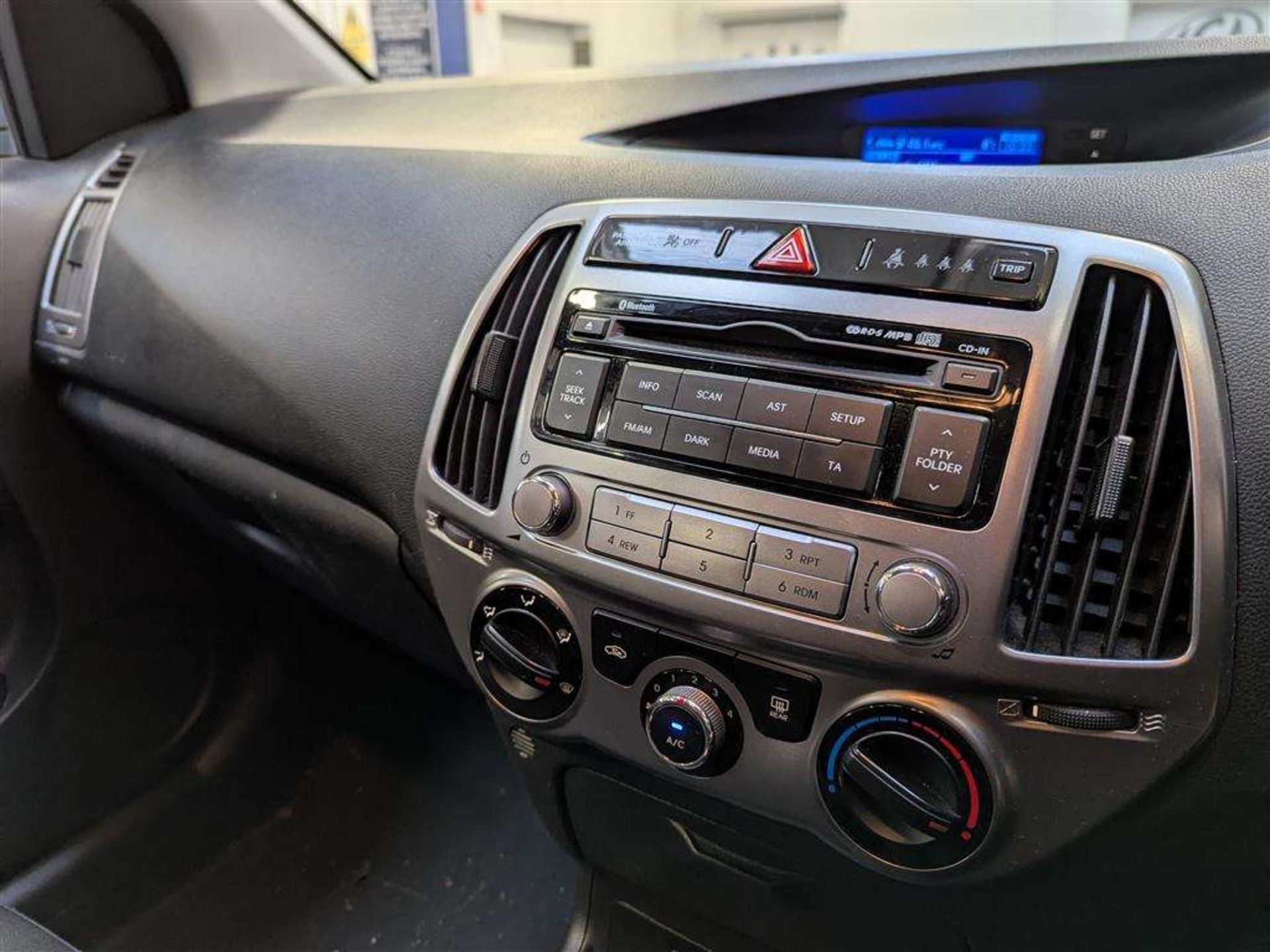 2014 HYUNDAI I20 ACTIVE - Image 13 of 30