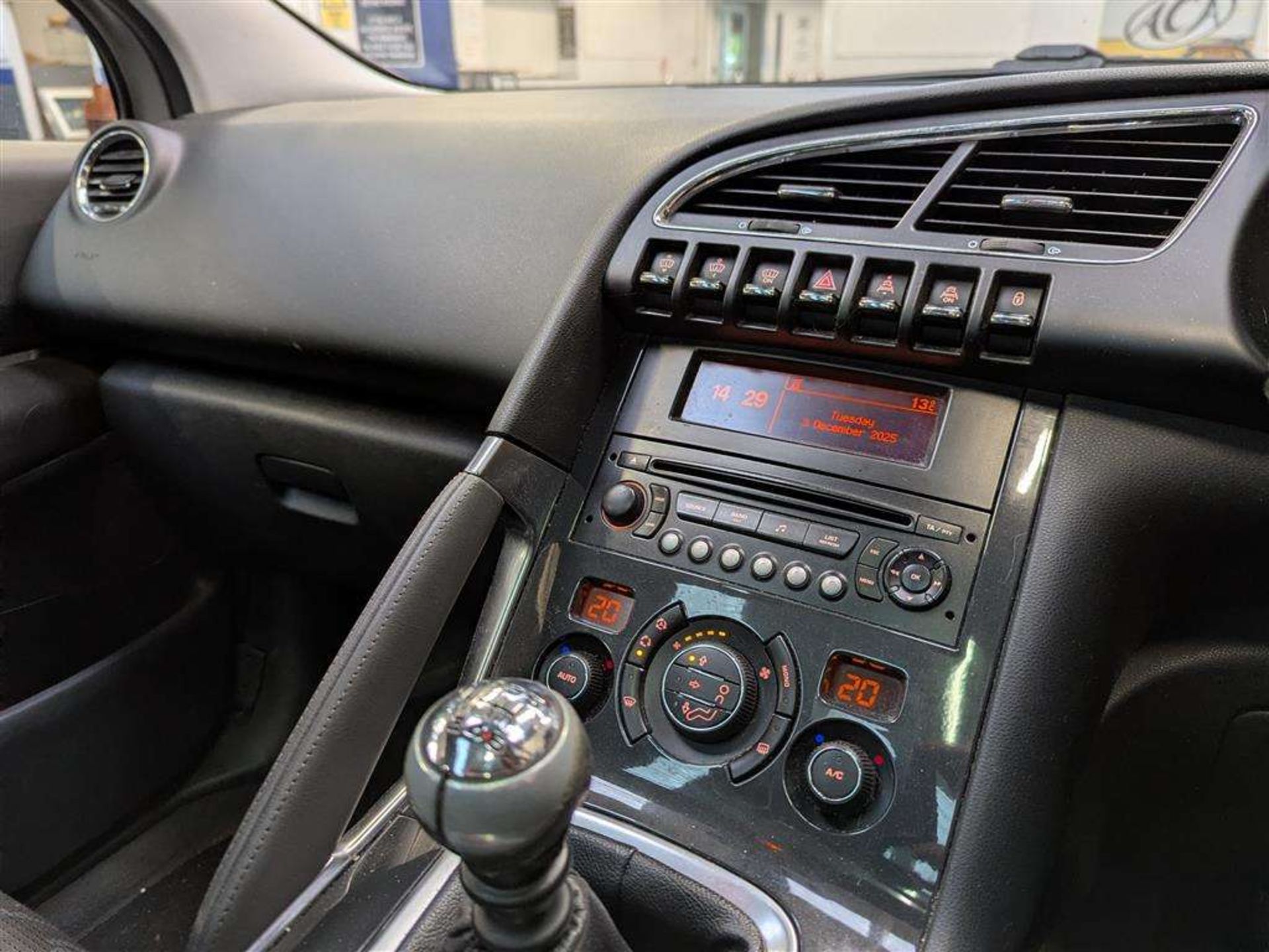 2011 PEUGEOT 3008 EXCLUSIVE HDI - Image 22 of 30