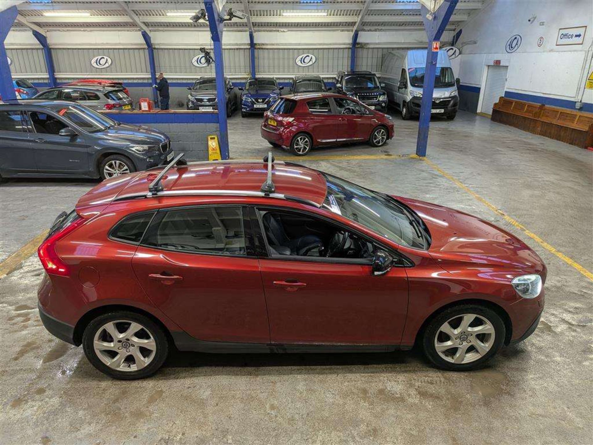 2015 VOLVO V40 CROSS COUNTRY LUX NAV - Image 29 of 30
