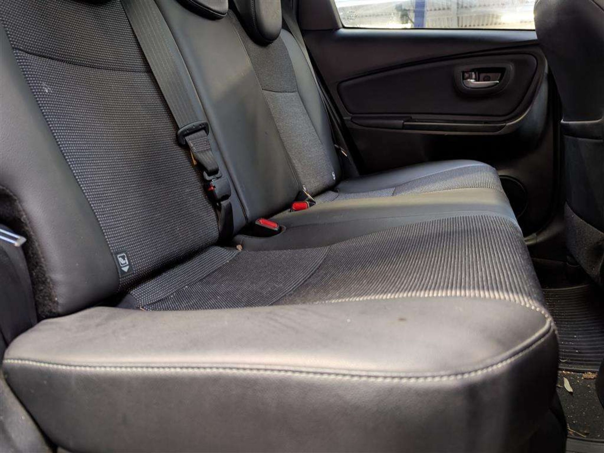 2017 TOYOTA YARIS EXCEL HYBRID VVT-I - Image 18 of 28