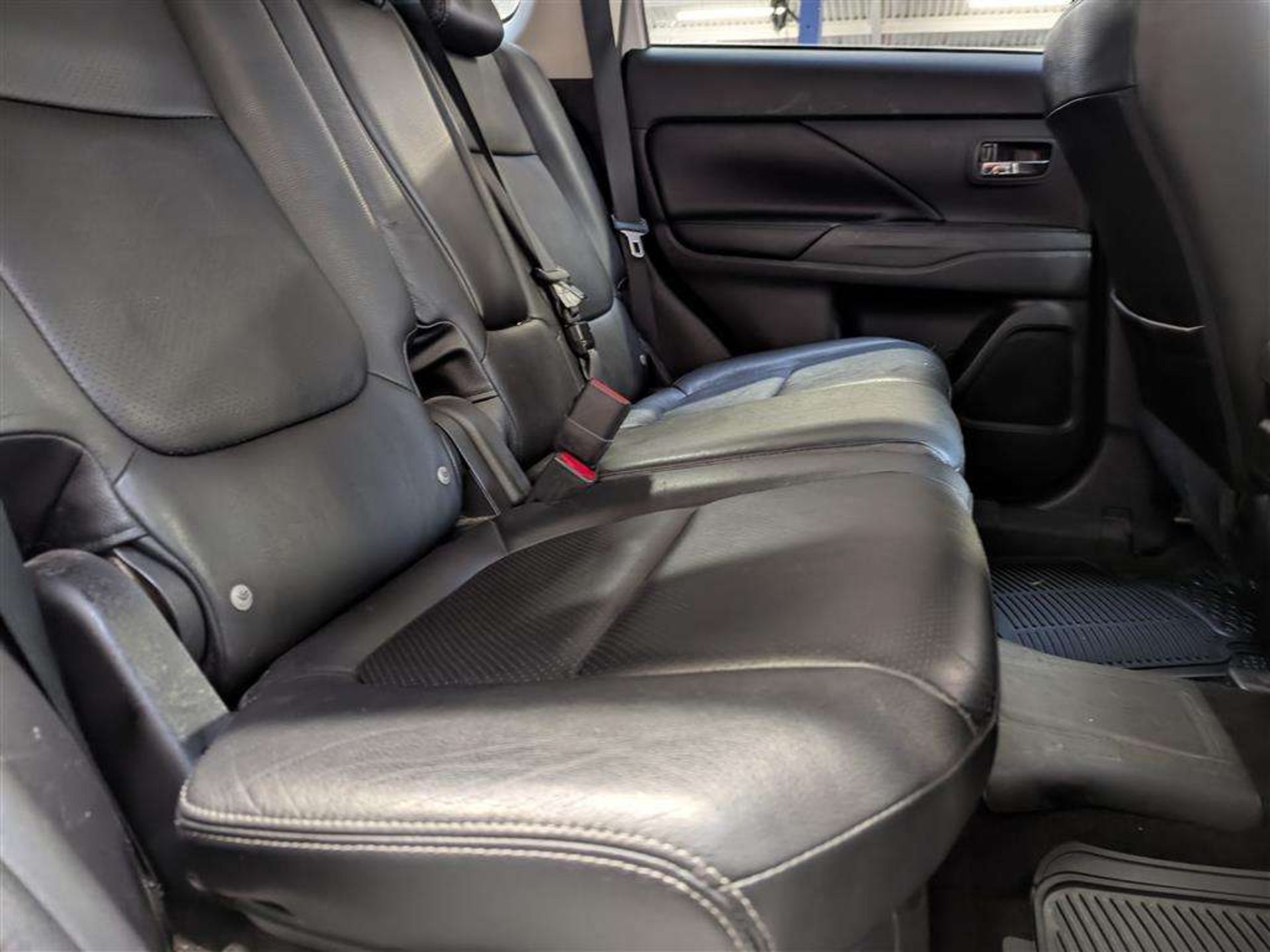 2015 MITSUBISHI OUTLANDER GX 4HS PHEV AUTO - Image 15 of 30