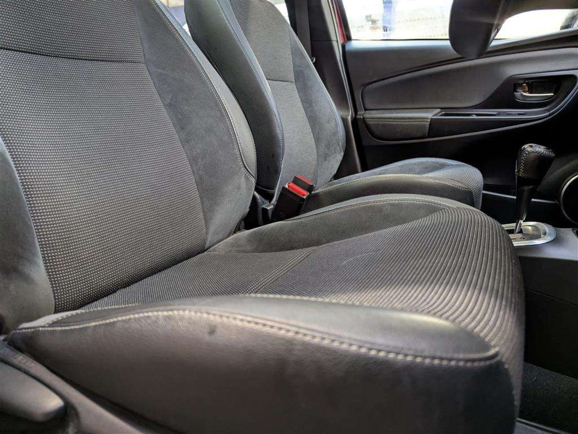 2017 TOYOTA YARIS EXCEL HYBRID VVT-I - Image 17 of 28