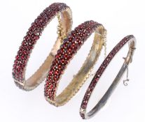 Böhmischer Granatschmuck - 3 antike Armreife,
