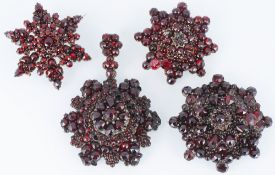 Granatschmuck Böhmischer Granat Anhänger und 3 Broschen um 1900