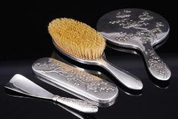 900 Silber 4-teiliges Toilettset mit Blütenrelief, Wang Hing, China um 1900,