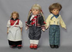 Kinderspielzeug. Puppen. Käthe Kruse (?). Zwei Stoffpuppen, bekleidete Gelenkgliederpuppen aus Stoff