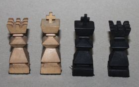 Europa. Schachspiel eines Kriegsgefangenen aus Holz. Die eine Partei in dunkelbraun, die andere