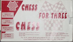 Europa. Polen. [Dreischach – drei komplette Figurensätze] “Szachy dla Trzech“. Eine Partei in rot,