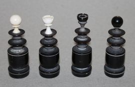 Asien. Vietnam. Schachfiguren aus Horn. Eine Partei mit weißen Aufsätzen aus Bein, die andere in