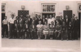 Postkarte. Podebrad 1936. Postalisch nicht gelaufene schwarzweiße Postkarte mit einem Gruppenbild