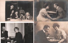 Postkarte. Galante Paare und Liebespaare beim Schachspiel. Konvolut mit 24 teilweise farbigen und