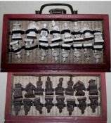 Asien. China. Miniaturschachspiel mit traditionellen chinesischen Schachfiguren aus Kunststein (?)