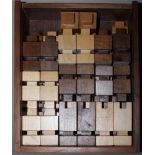 Europa. Niederlande. Schachfiguren aus Holz im modernen Design in passender Transportbox. Eine