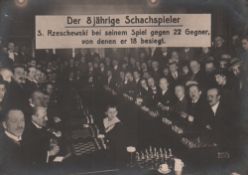 Foto. Reshevsky, Samuel. Schwarzweißes Pressefoto des 8jährigen Samuel Reshevsky bei einer