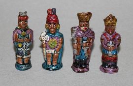 Amerika. Südamerika. Schachfiguren aus Kunststoff. Polychrome Spielfiguren unterschiedlicher