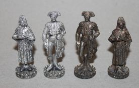 Europa. Spanien. Schachfiguren aus Metall – mit Motiven aus dem Stierkampf. Eine Partei