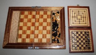 Afrika. Marokko. Miniatur Reisesteckschach aus Holz in einem Schmuckkasten.Eine Partei in Schwarz,