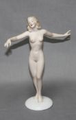 Porzellan. Wallendorf. Aktdarstellung – stehende junge Frau. Polychrome Porzellanskulptur auf