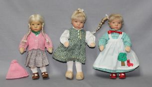 Kinderspielzeug. Puppen. Käthe Kruse (?) Drei Stoffpuppen, bekleidete Gelenkgliederpuppen aus