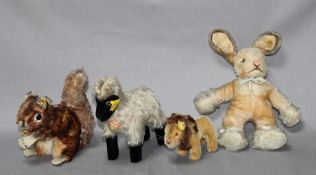 Kinderspielzeug. Steiff. Vier Stofftiere, original Steiff mit Knopf. Gefertigt aus unterschiedlichen