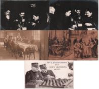 Postkarte. Soldaten beim Schachspiel. 8 schwarzweiße und teilweise postalisch gelaufene