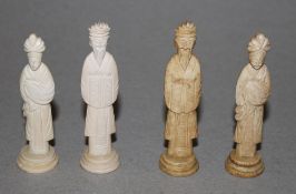Asien. China. Schachfiguren (flach) aus Bein. Die eine Partei in beige, die andere naturfarben.