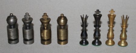 Europa. Deutschland. Zwei moderne Schachspiele aus Metall. Ein Set mit abstrakten Schachfiguren