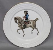 Porzellan. KPM – Szeptermarke. “Friedrich der Große zu Pferde“ als kleiner Wandteller mit sechs