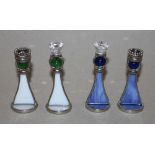 Europa. Metall. Schachspiel im modernen futuristischen Design. Eine Partei in blau, die andere