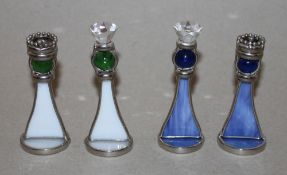 Europa. Metall. Schachspiel im modernen futuristischen Design. Eine Partei in blau, die andere