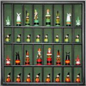 Europa. Tschechien. Folkloristisches Schachspiel aus Holz. Eine Partei in rot , die andere in