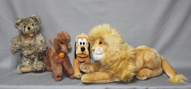 Kinderspielzeug. Steiff. Vier Stofftiere, original Steiff mit Knopf. Gefertigt aus unterschiedlichen