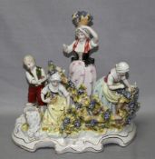 Porzellan. Thüringer Porzellan. Weinlese. Polychrome Porzellanfiguren in ländlicher Tracht bei der