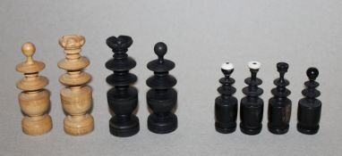 Europa. Schachfiguren aus Holz im Régence Stil. Eine Partei in dunkel, die andere naturfarben.