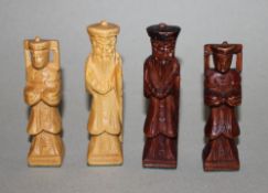 Asien. China. Schachfiguren aus Holz mit den Königen als chinesische Kaiser. Eine Partei dunkel, die