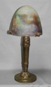 Jugendstil. Tischlampe aus Metall mit kegelförmigen Lampenschirm aus opakem mattiertem Glas mit