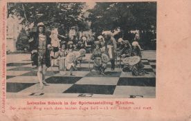 Postkarte. Lebendes Schach in der Sportausstellung München. Schwarzweiße, postalisch nicht gelaufene