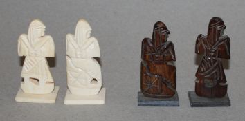 Afrika. Ägypten. Flach gearbeitete Schachfiguren aus Bein, nach Motiven aus dem alten Ägypten im