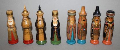 Europa. Russland. Volkskunst. Zwei unterschiedlich farbige Schachspiele aus Holz. Die Parteien