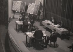 Foto. Den Haag 1948. Wettkampfsaal. Schwarzweißes Foto mit einer Aufnahme von dem Turniergeschehen