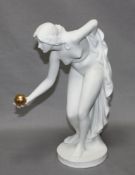 Porzellan. Scheibe - Alsbach / Thüringen. Aktdarstellung - junge Frau mit goldener Kugel sich leicht