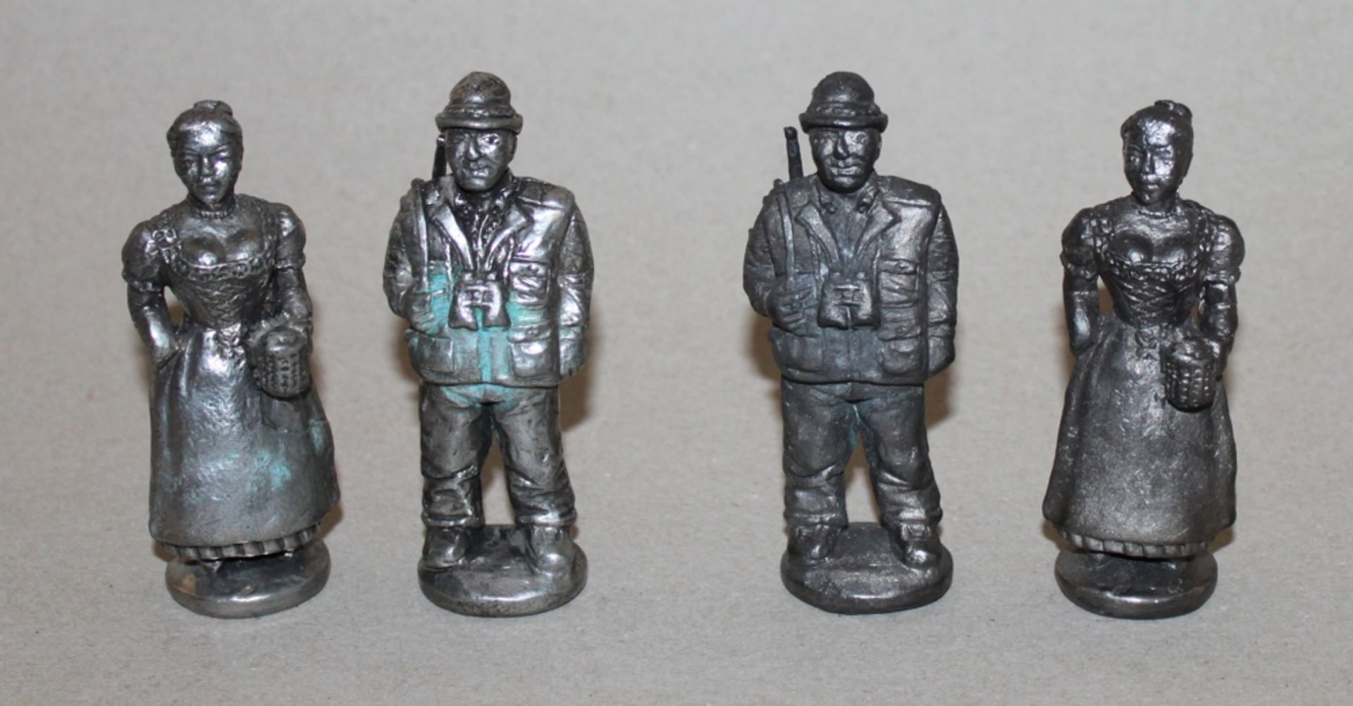 Europa. Metall. Schachspiel mit jagdlichen Figuren aus Metall. Die Parteien sehen nahezu gleich