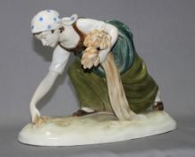 Porzellan. Ernst Bohne Söhne. Rudolstadt. Die Ährensammlerin. Polychrome Porzellanfigur. Auf der