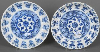Paar Teller. China, im Stil der Kangxi-Periode. Porzellan, unterglasurblau bemalt, am Boden