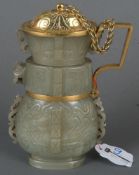 Henkelgefäß. Ming-Dynastie. Seladonfarbige Jade, aufwendig geschnitten, teilw. durchbrochen, mit