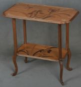 Jugendstil-Beistelltisch. Nancy, Émile Gallé 1905-10. Massiv Esche, furniert mit Ahorn und Nussbaum,